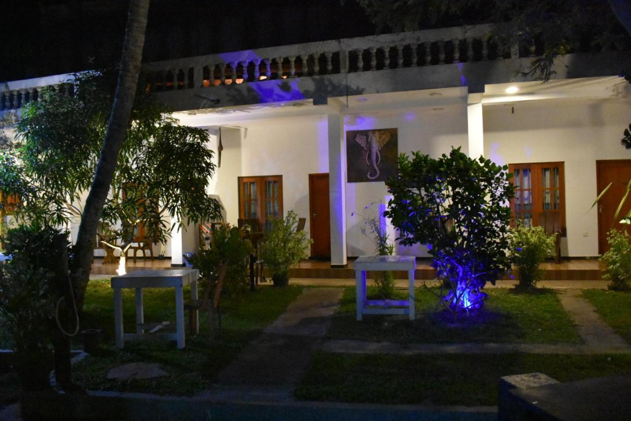 Aroma Guest House Mirissa Exterior photo